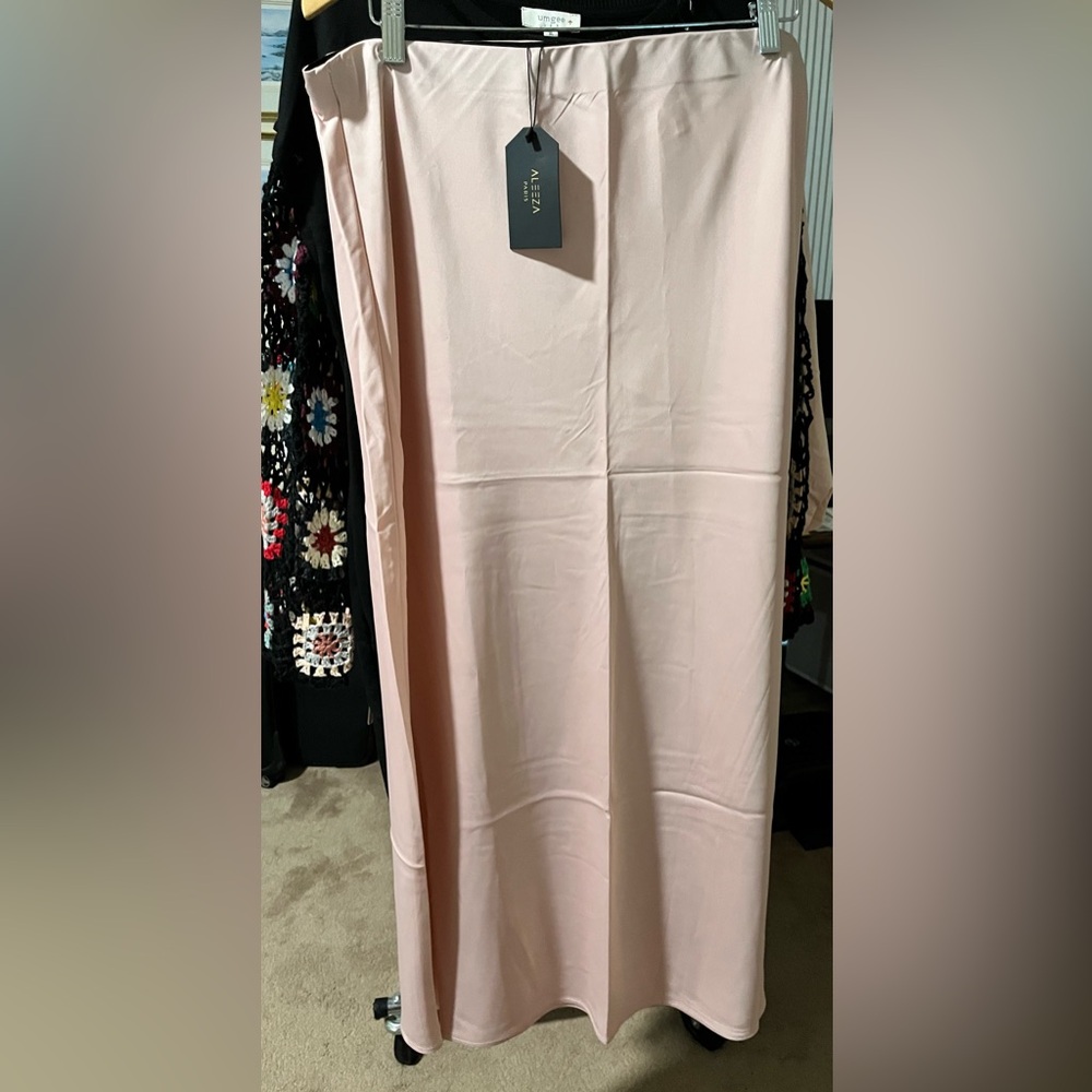 Aleeza Paris Dusty Pink Motif Satin Slip Skirt - Picture 2 of 15